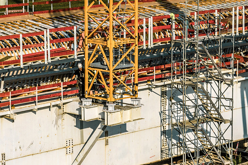 Liebherr tower crane works on unusual bridge construction